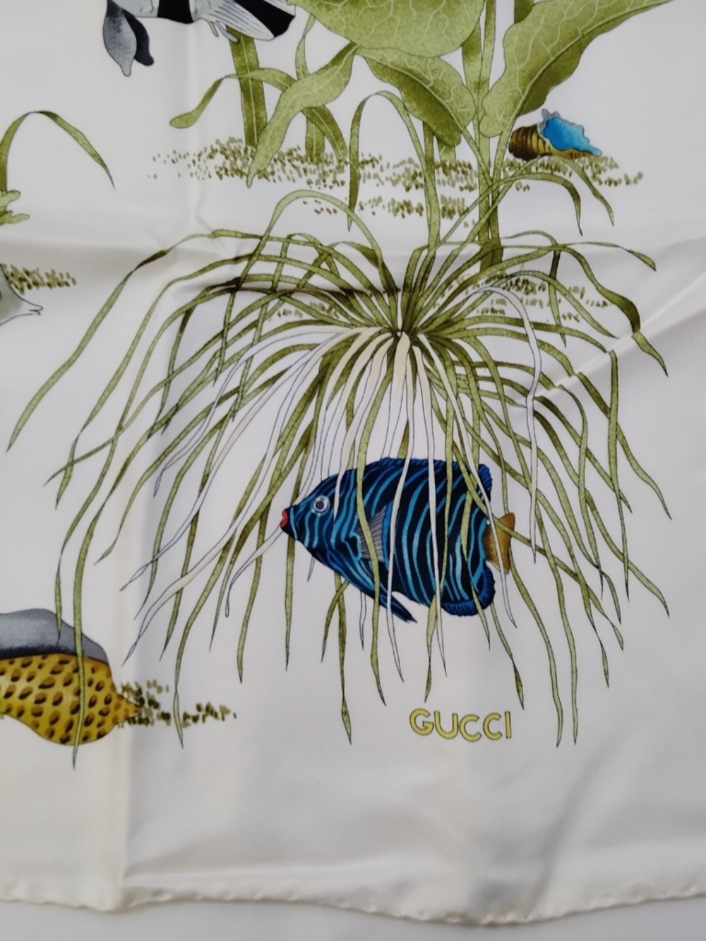 Vintage Gucci Scarf Silk Fish Design - Picture 6 of 7